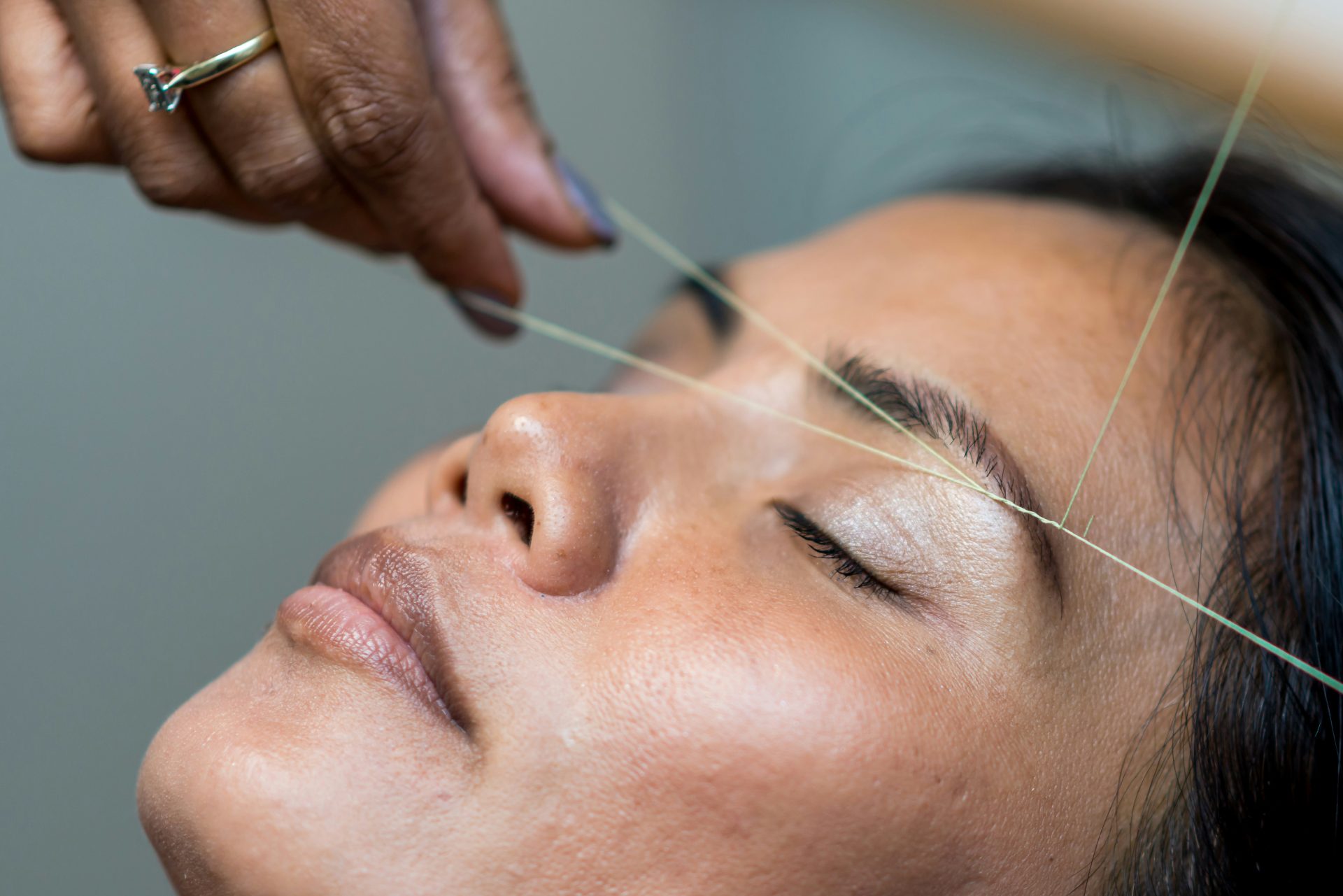 Eyebrow threading process with detailed precision